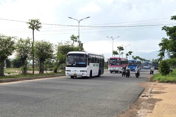 Xe buýt đưa đón công nhân ở KCN Hàm Kiệm II, xã Hàm Kiệm