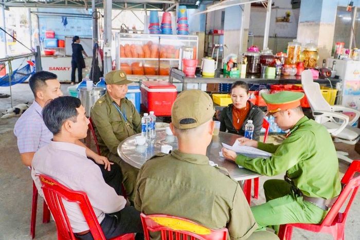 Công an phường Phước Hội tuyên truyền giữ gìn an ninh trật tự tại bãi biển Cam Bình
