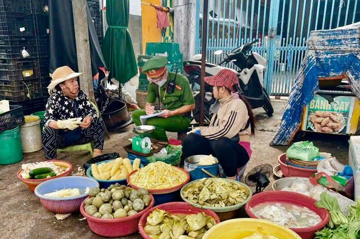 Công an phường Phước Hội ra quân kiểm tra, xử lý trật tự đô thị