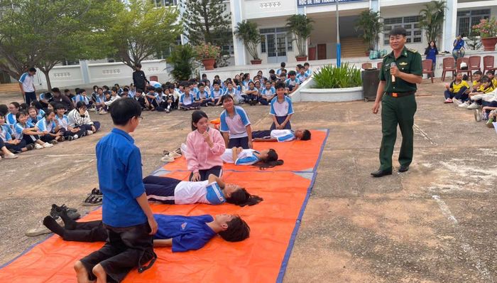 Các em thực hành sơ cứu người bị đuối nước