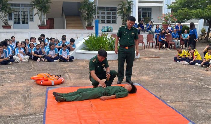 Cán bộ, chiến sĩ thực hành sơ cứu người bị đuối nước