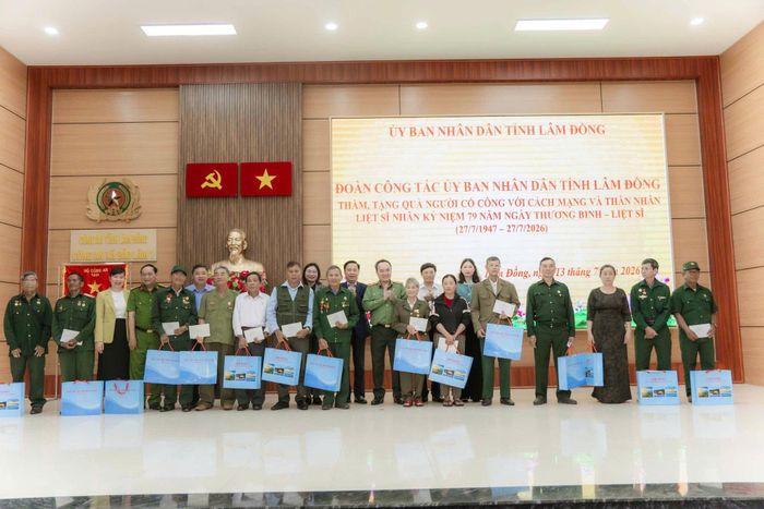 Các đại biểu chụp hình lưu niệm cùng thương binh, bệnh binh, thân nhân liệt sĩ. Ảnh: Lê Tiến