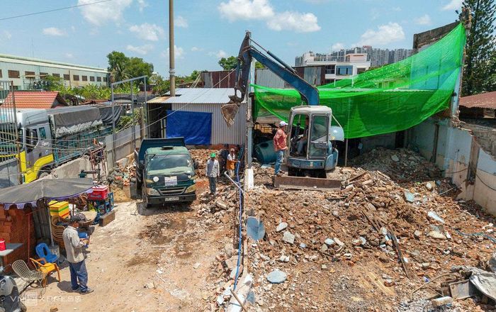 Tại điểm đầu dự án, gần vòng xoay An Lạc, khoảng 30 căn nhà đang được tháo dỡ, lùi sâu vào trong. Khu vực này thường xuyên ùn tắc, đặc biệt vào các dịp lễ, Tết.