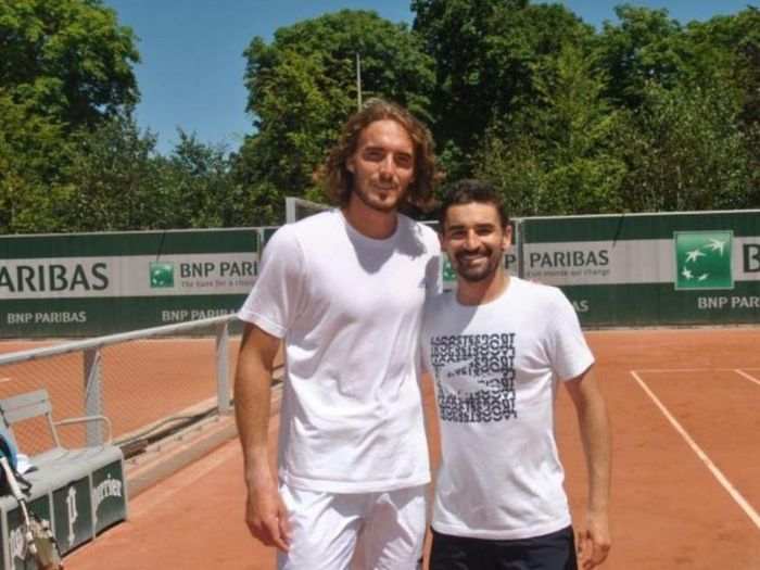 Samuel Bensoussan chung khung hình với siêu sao Stefanos Tsitsipas (trái).
