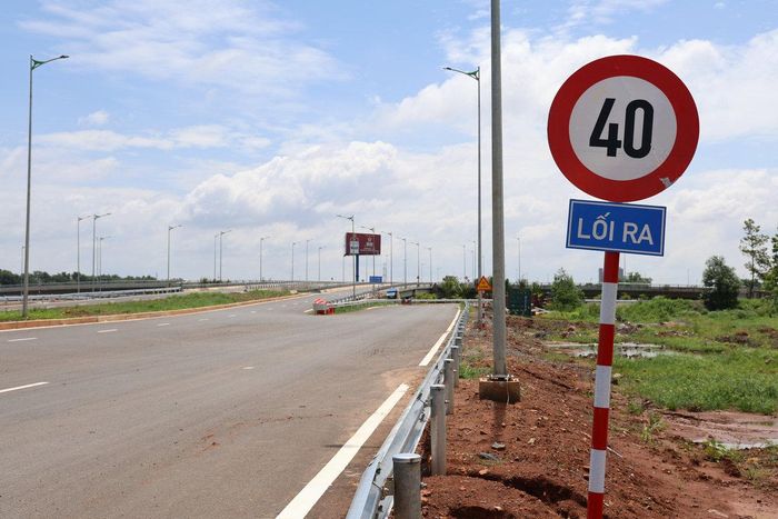 Đường ĐT 25C được thiết kế 8 làn xe, gồm ba làn ôtô và một làn dành cho xe hai, ba bánh cùng xe thô sơ mỗi bên.