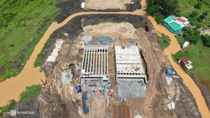 Đường ĐT 25C qua xã Phước An đang thi công nền đường, dự kiến hoàn thành toàn tuyến trong quý III năm nay.