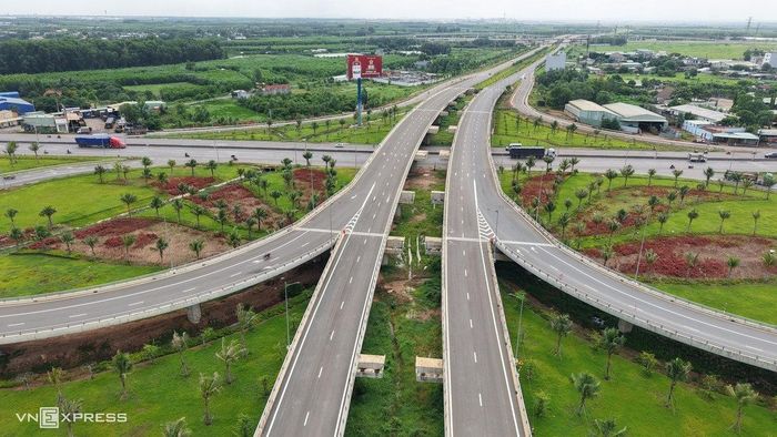 Khu vực nút giao thuộc dự án tuyến T1 sân bay Long Thành đã được kẻ vạch đường, lắp hệ thống chiếu sáng và trồng cây xanh.