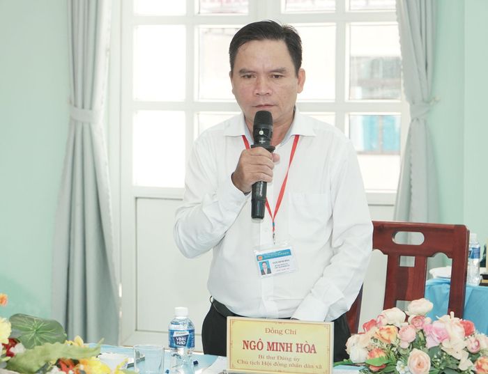 Bí thư Đảng ủy, Chủ tịch HĐND xã Hàm Kiệm Ngô Minh Hòa báo cáo tại buổi làm việc