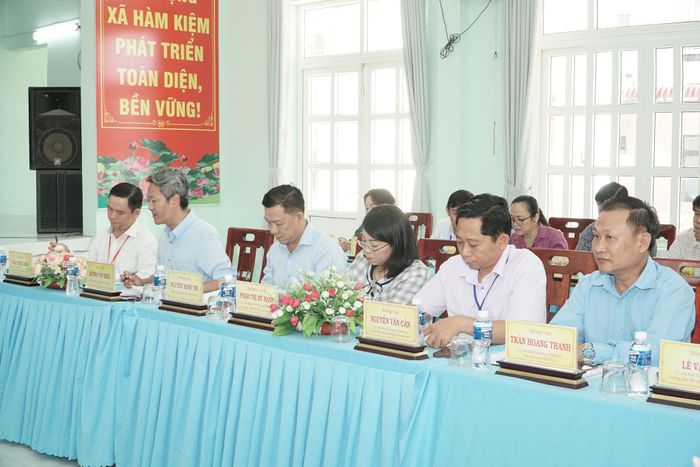 Các đồng chí trong Ban Thường vụ Đảng ủy xã Hàm Kiệm dự buổi làm việc