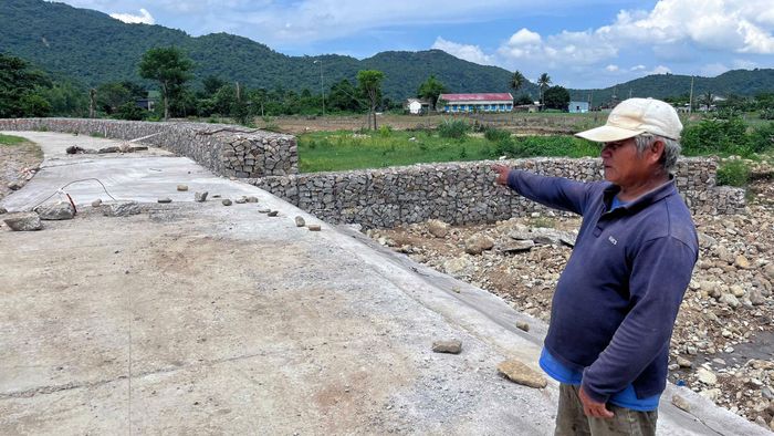 Tuyến đường bê tông dẫn vào khu sản xuất của người dân thôn 1, xã Hàm Thạnh vừa được xã vận động khắc phục hư hỏng do mưa lũ gây ra