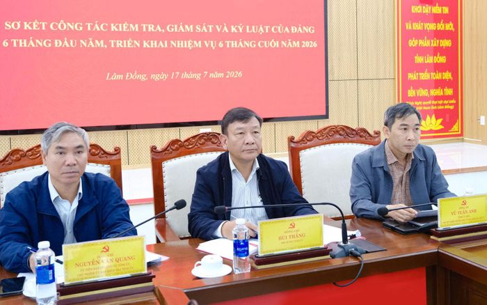 Các đồng chí chủ trì hội nghị