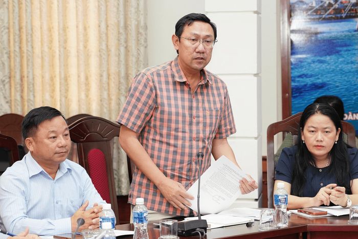 Đồng chí Bùi Trường Sơn - Phó Giám đốc Sở Xây dựng báo cáo tại buổi làm việc.