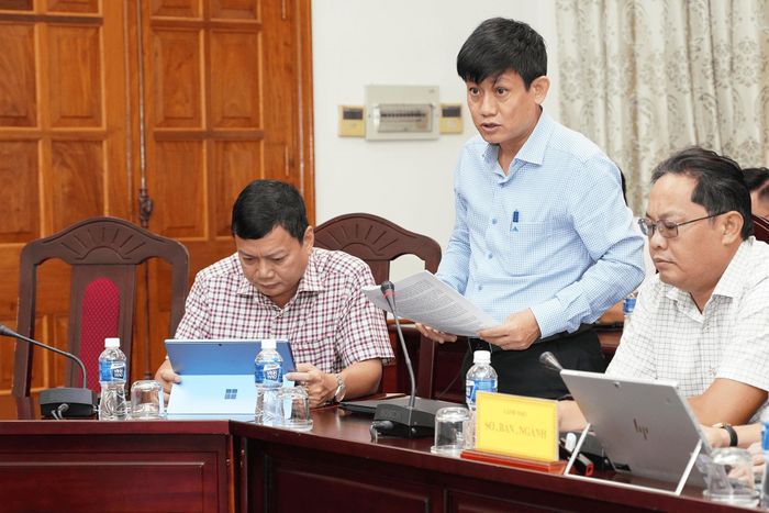 Đồng chí Võ Đức Tuấn - Phó Giám đốc Sở Tài chính báo cáo tiến độ triển khai 5 dự án thuộc Tổ hợp Tà Cú - Bưng Thị - Sông Phan