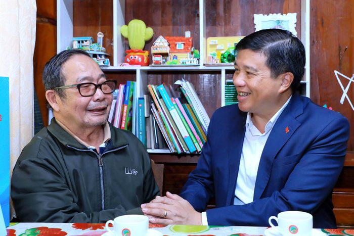 Bí thư Tỉnh ủy Lâm Đồng Y Thanh Hà Niê Kđăm động viên gia đình ông Trần Văn Nhỹ, bệnh binh ở phường Xuân Trường - Đà Lạt