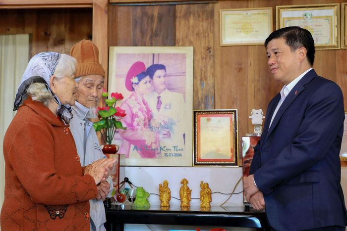 Gia đình ông Trần Thông ở phường Xuân Trường - Đà Lạt xúc động trước lời thăm hỏi, động viên của Bí thư Tỉnh ủy Lâm Đồng Y Thanh Hà Niê Kđăm
