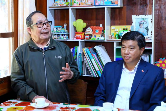 Bệnh binh Trần Văn Nhỹ, phường Xuân Trường - Đà Lạt xúc động trước sự thăm hỏi, động viên của lãnh đạo tỉnh Lâm Đồng
