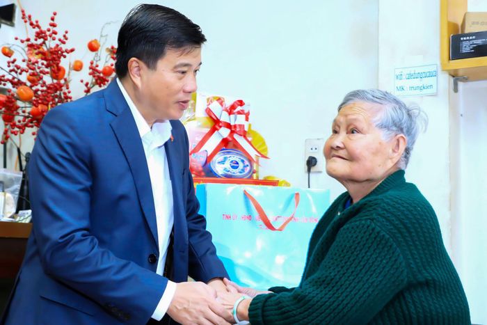 Bà Phạm Thị Ngào, ở phường Xuân Trường - Đà Lạt xúc động trước sự thăm hỏi, động viên của Bí thư Tỉnh ủy Lâm Đồng
