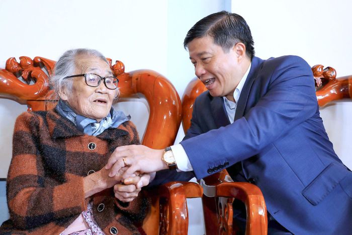 Bà Trần Thị Thiệt, phường Xuân Trường - Đà Lạt xúc động trước sự thăm hỏi, động viên của Bí thư Tỉnh ủy Lâm Đồng Y Thanh Hà Niê Kđăm