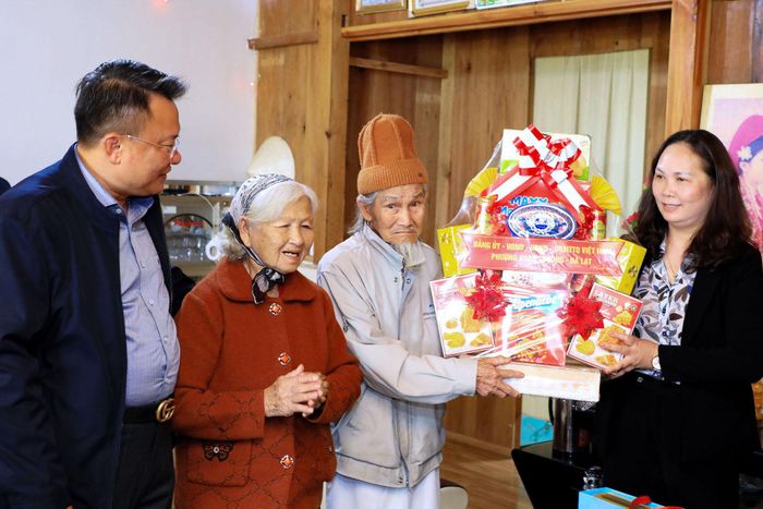 Lãnh đạo Đảng ủy, UBND phường Xuân Trường - Đà Lạt tặng quà các gia đình chính sách tại địa phương