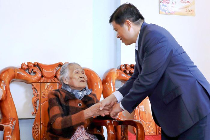 Bí thư Tỉnh ủy Lâm Đồng Y Thanh Hà Niê Kđăm thăm hỏi, động viên gia đình bà Trần Thị Thiệt, tổ dân phố Đạ Thọ, phường Xuân Trường - Đà Lạt