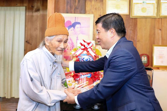 Bí thư Tỉnh ủy Lâm Đồng Y Thanh Hà Niê Kđăm thăm hỏi, động viên gia đình ông Trần Thông, tổ dân phố Xuân Sơn, phường Xuân Trường - Đà Lạt