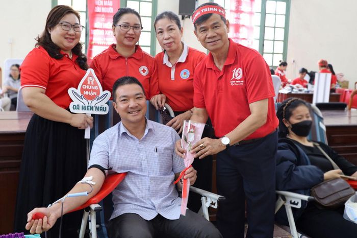 Ban Tổ chức thăm hỏi, động viên, tặng hoa và chụp hình với các tình nguyện viên tham gia hiến máu