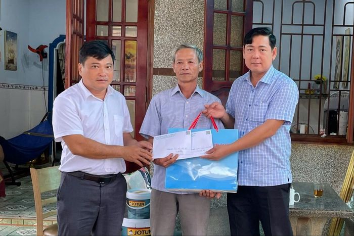 Đồng chí Tiêu Hồng Phúc thăm hỏi, động viên gia đình có công với cách mạng ở xã Kiến Đức