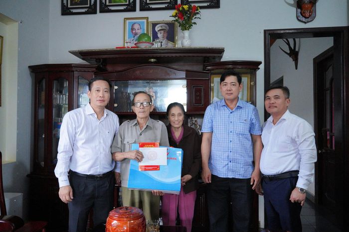 Đồng chí Tiêu Hồng Phúc thăm hỏi, tặng quà cho gia đình bệnh binh Nguyễn Công An, ở phường Nam Gia Nghĩa