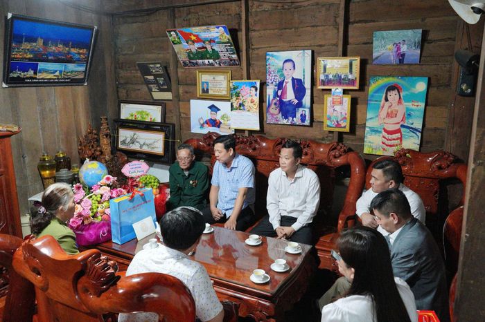 Đồng chí Tiêu Hồng Phúc ân cần thăm hỏi sức khỏe, đời sống các gia đình