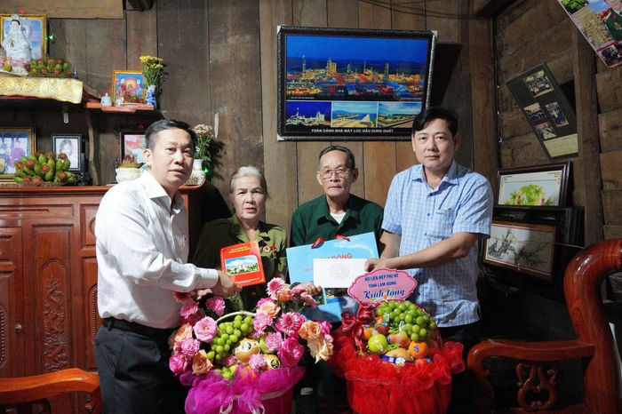 Đồng chí Tiêu Hồng Phúc thăm hỏi, tặng quà cho gia đình thương binh Võ Cao Thiên, ở phường Nam Gia Nghĩa