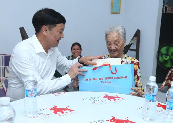 Đồng chí Lê Trọng Yên, Phó Chủ tịch Thường trực UBND tỉnh Lâm Đồng tặng quà cho các gia đình chính sách ở xã Lương Sơn