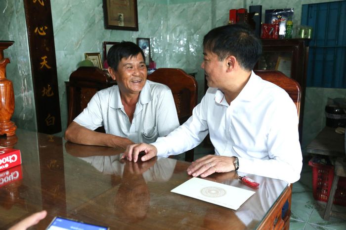 Đồng chí Lê Trọng Yên, Phó Chủ tịch Thường trực UBND tỉnh Lâm Đồng thăm, tặng quà gia đình chính sách ở xã Hồng Thái
