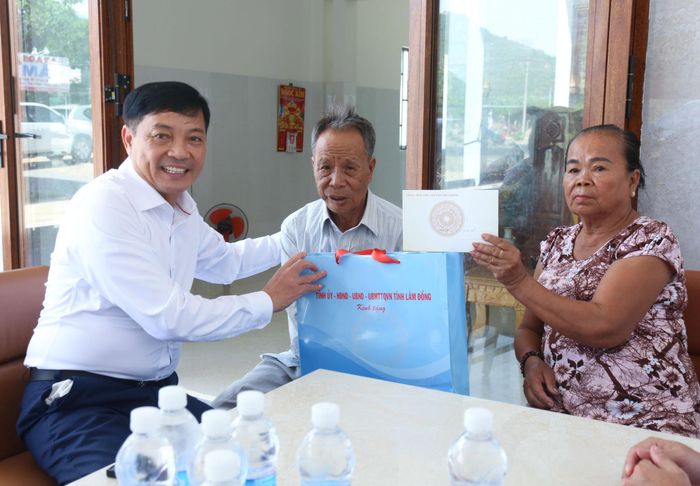 Đồng chí Lê Trọng Yên, Phó Chủ tịch Thường trực UBND tỉnh tặng quà cho các gia đình có công với cách mạng ở xã Lương Sơn