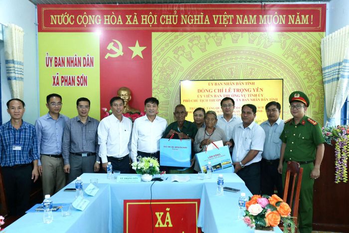Đồng chí Lê Trọng Yên, Phó Chủ tịch Thường trực UBND tỉnh Lâm Đồng tặng quà cho các gia đình có công với cách mạng tại xã Phan Sơn