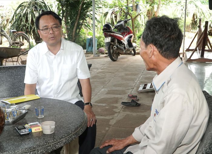 Phó Bí thư Thường trực Tỉnh ủy Lâm Đồng Đặng Hồng Sỹ thăm thương binh Tống Văn Thắng