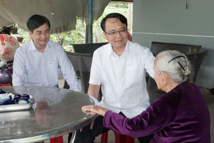 Phó Bí thư Thường trực Tỉnh ủy Lâm Đồng Đặng Hồng Sỹ thăm bà Lê Thị Bông, người hoạt động kháng chiến bị địch bắt tù đày, bệnh binh 61%