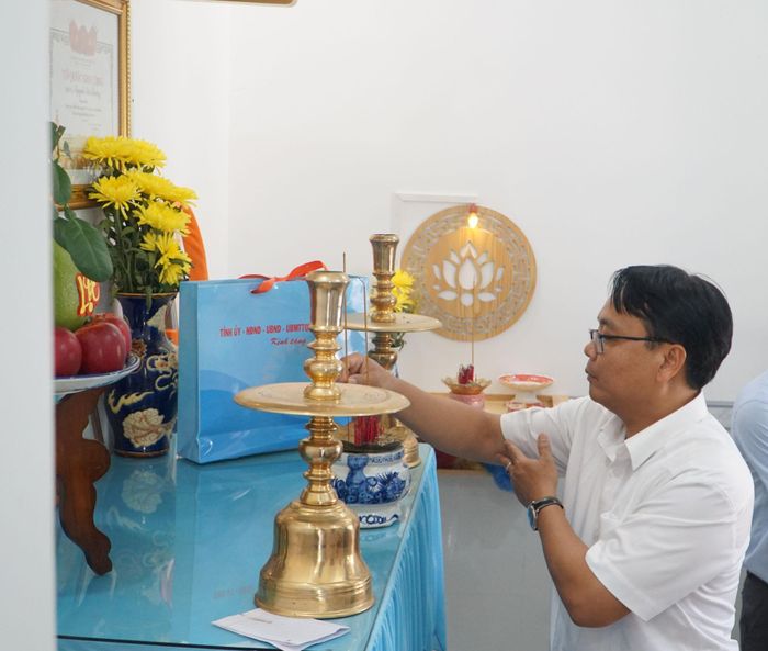 Đồng chí Đặng Hồng Sỹ thắp nhang tri ân các liệt sĩ là thân nhân của Mẹ Việt Nam Anh hùng Hồ Thị Tư