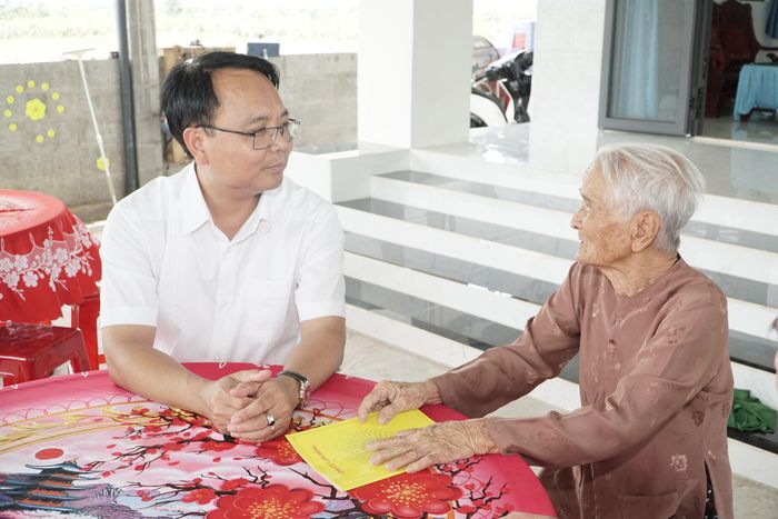 Phó Bí thư Thường trực Tỉnh ủy Lâm Đồng Đặng Hồng Sỹ thăm Mẹ Việt Nam Anh hùng Hồ Thị Tư