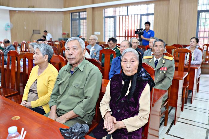 Các gia đình chính sách, người có công với cách mạng và thân nhân liệt sĩ dự chương trình thăm, tặng quà của đoàn công tác tỉnh Lâm Đồng