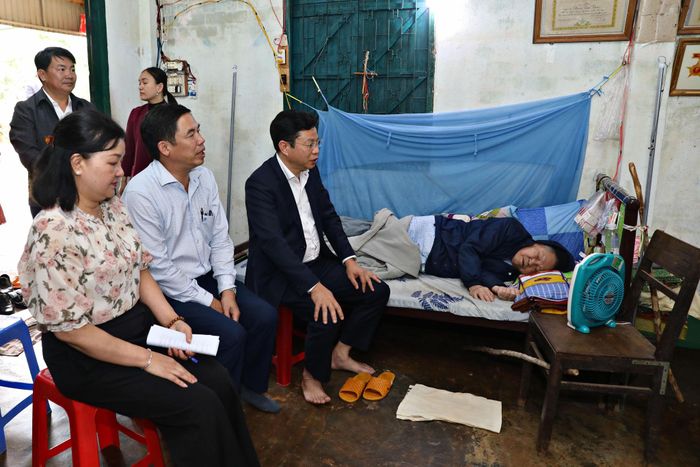 Đoàn công tác của Tỉnh ủy, HĐND, UBND, Ủy ban MTTQ Việt Nam tỉnh thăm hỏi, tặng quà cho gia đình ông Phạm Văn Khắc, người hoạt động kháng chiến bị nhiễm chất độc hóa học tỷ lệ 81% (hiện nằm liệt giường), ngụ tại thôn 6, Phường 2 Bảo Lộc