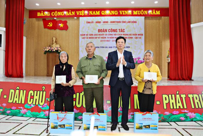 Đồng chí Lưu Văn Trung, Phó Bí thư Tỉnh ủy, Chủ tịch HĐND tỉnh Lâm Đồng thay mặt Tỉnh ủy, HĐND, UBND, Ủy ban MTTQ Việt Nam tỉnh tặng quà cho các gia đình chính sách tiêu biểu tại Phường 3 Bảo Lộc