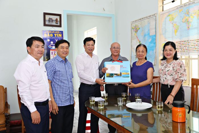 Đồng chí Lưu Văn Trung, Phó Bí thư Tỉnh ủy, Chủ tịch HĐND tỉnh Lâm Đồng thăm, tặng quà cho thương binh Phạm Văn Báu, một gia đình gương mẫu tiêu biểu