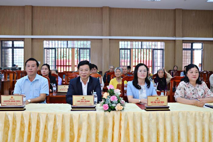 Đồng chí Lưu Văn Trung, Phó Bí thư Tỉnh ủy, Chủ tịch HĐND tỉnh Lâm Đồng; lãnh đạo các sở, ngành thuộc tỉnh, địa phương tham dự buổi thăm, tặng quà cho các gia đình chính sách tiêu biểu tại Phường 3 Bảo Lộc