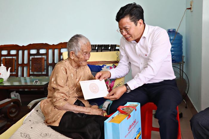 Đồng chí Lưu Văn Trung, Phó Bí thư Tỉnh ủy, Chủ tịch HĐND tỉnh Lâm Đồng ân cần thăm hỏi, tặng quà Mẹ Việt Nam Anh hùng Nguyễn Thị Có (99 tuổi, ngụ phường B'Lao)