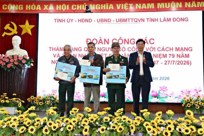 Đồng chí Lưu Văn Trung, Phó Bí thư Tỉnh ủy, Chủ tịch HĐND tỉnh Lâm Đồng thay mặt Tỉnh ủy, HĐND, UBND, Ủy ban MTTQ Việt Nam tỉnh tặng quà cho các gia đình chính sách tiêu biểu tại Phường 2 Bảo Lộc