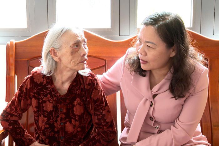 Đồng chí Nguyễn Thị Thuận Bích, Tỉnh ủy viên, Phó Chủ tịch HĐND tỉnh thăm hỏi, động viên thương binh Trần Thị Thượng, tại xã Quảng Lập
