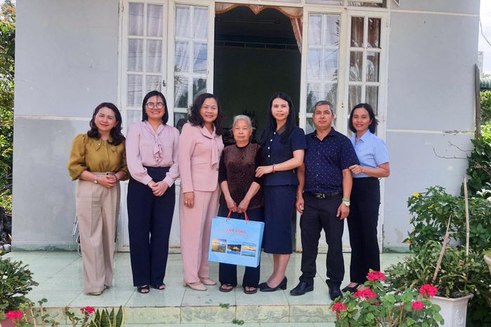 Thăm hỏi, động viên gia đình bà Nguyễn Thị Thường, thân nhân liệt sĩ, tại xã Ka Đô