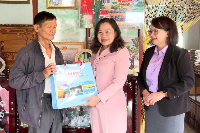 Thăm hỏi, động viên thương binh Võ Văn Sửu, tại xã Đơn Dương
