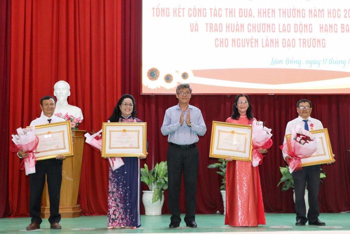 Thừa ủy quyền của Chủ tịch nước, Phó Chủ tịch UBND tỉnh Lâm Đồng Nguyễn Minh trao Huân chương Lao động hạng Ba cho 4 nguyên lãnh đạo Trường Cao đẳng Bình Thuận.
