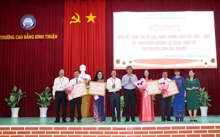 Phó Chủ tịch UBND tỉnh Nguyễn Minh cùng lãnh đạo, nguyên lãnh đạo nhà trường chụp hình lưu niệm